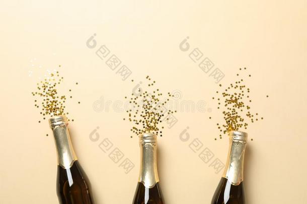 香槟酒瓶子和闪烁向<strong>米黄色背景</strong>