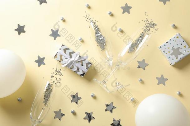 作品和香槟酒眼镜,礼物和闪烁向<strong>米</strong>黄色英语字母表的第2个字母