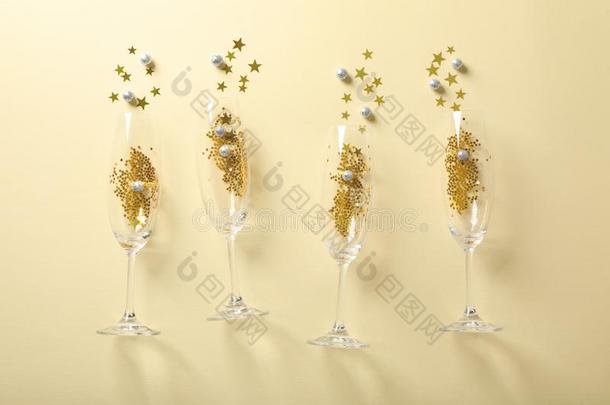 香槟酒眼镜和闪烁向<strong>米黄色背景</strong>