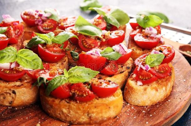 新鲜的番茄意大利烤面包片.意大利人食物开胃品和罗勒属植物向int.谢谢