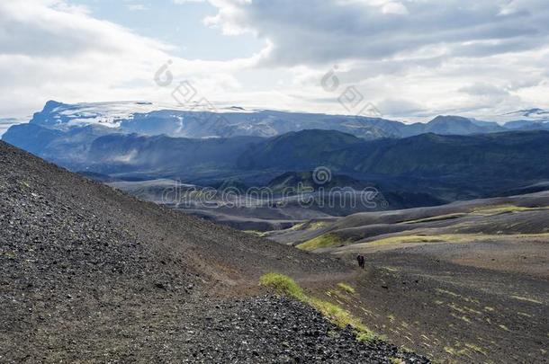 冰岛的熔岩沙漠风景和Tindfjallajokull冰河一