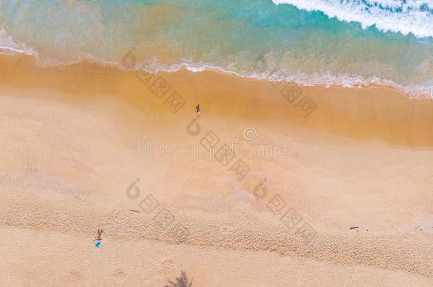 美丽的海波浪向白色的沙海滩绿松石水采用Pat向g