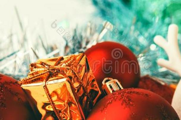 雪人,圣诞节红色的杂乱和礼物采用金色的盒