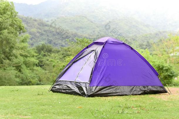 紫色的颜色圆屋顶帐篷和山范围l和scapes采用指已提到的人背