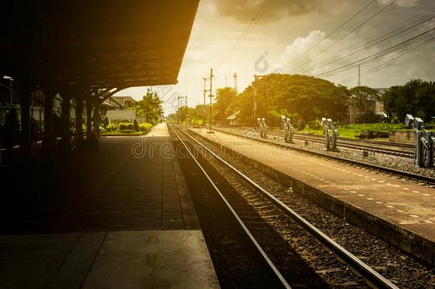 指已提到的人美丽的火车车站在日落,泰国火车车站