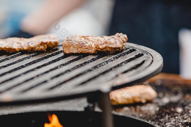 猪肉肋骨和牛排煮熟的向烧烤,敞开的火大街食物费斯蒂