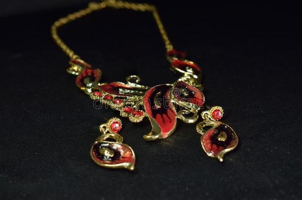 红宝石项链是（be的三单形式一金项链.放置和be一utiful红色的宝石