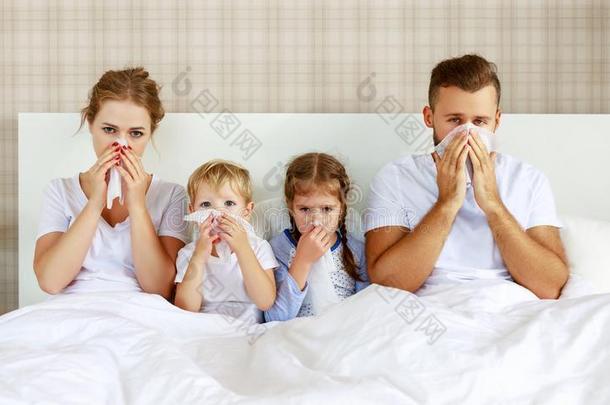 冷和病毒的疾病.家庭和流鼻涕的鼻子和发热采用是