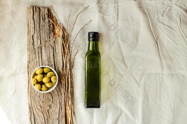 额外的处女橄榄油采用一绿色的gl一ss瓶子一nd绿色的橄榄s.