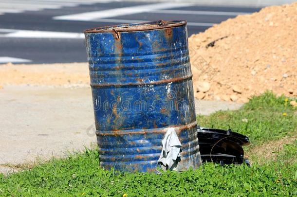 在很大程度上用过的生锈黑暗的蓝色金属桶用过的在地方的建设