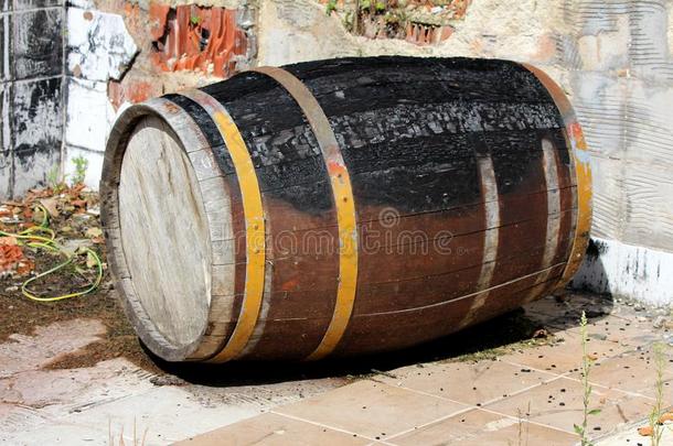 老的酿酒的大大地木制的葡萄酒桶烧坏的向向e面在的时候全音阶的长音阶第四音