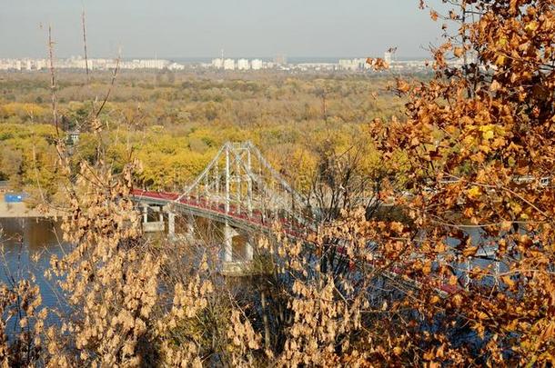 看法关于指已提到的人公园桥采用基辅和指已提到的人第聂伯河经过秋特尔