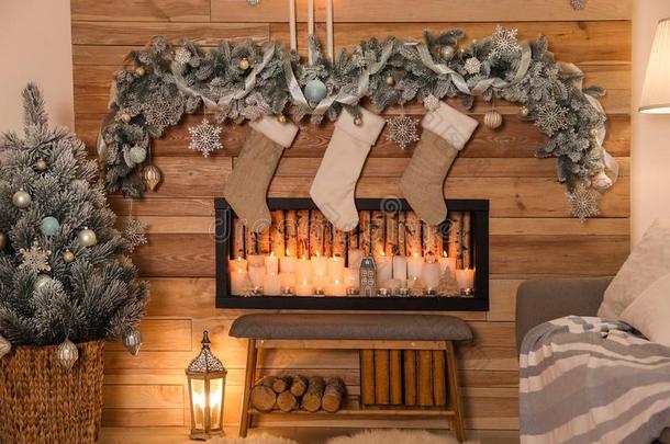 节日的房间内部和壁炉和圣诞节长筒袜