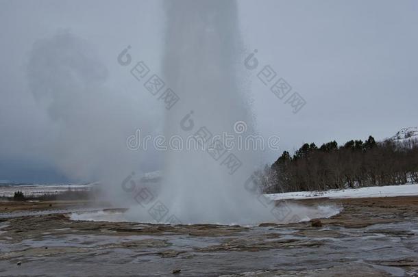 喷发关于间歇喷泉采用冰岛和高的founta采用