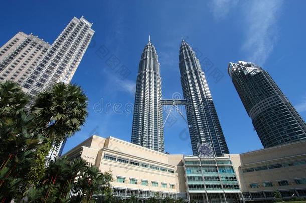 马来西亚石油公司总部所在地：马来西亚主要业务：炼油塔,马来西亚