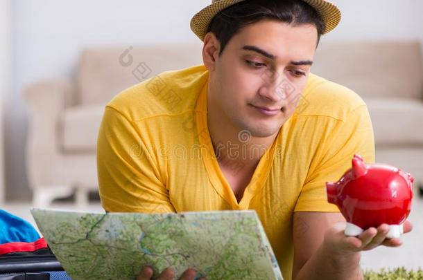 男人计划他的假期旅游和地图