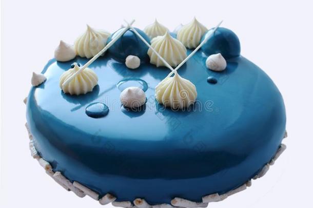 蓝色发光的光滑的奶油冻蛋糕和白色的巧克力掼奶油托皮