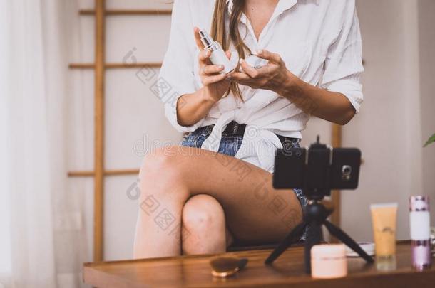 <strong>视频</strong>博客女孩一次采用她房间和复习化妆品乘积安利