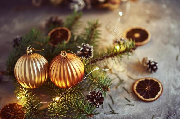 圣诞节装饰和金色的杂乱,冷杉树树枝和长嘴硬鳞鱼