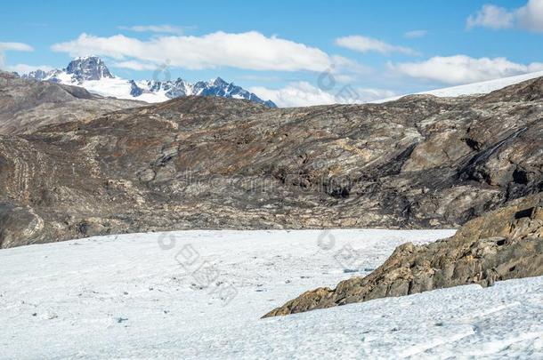 熔化的冰河在下面遥远的加拿大人的山峰采用指已提到的人分界线范围