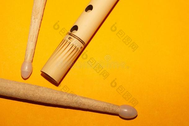 竹子长笛和鼓槌.简单的音乐器具