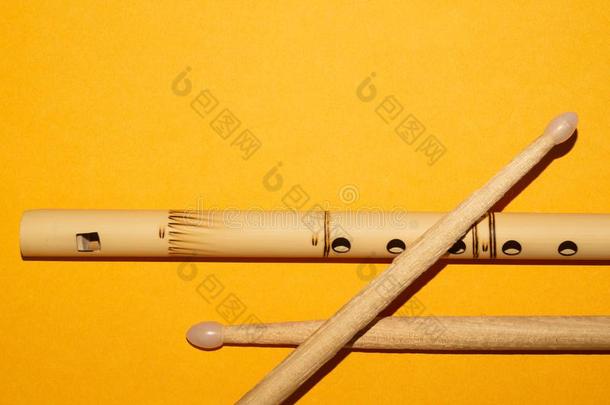 竹子长笛和鼓槌.简单的音乐器具