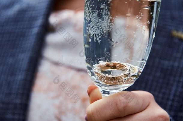 香槟酒杯子和婚礼戒指采用女孩&字母x27;英文字母表的第19个字母手