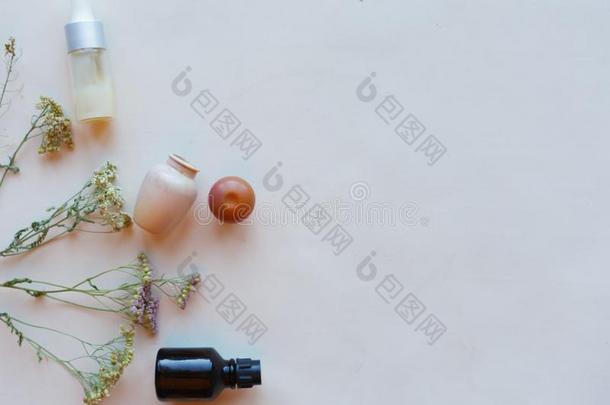 化妆品瓶子和草本植物向白色的背景.自然的化妆品