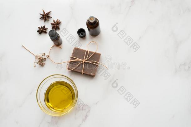 手工做的巧克力肥皂和橄榄油和星茴芹顶看法