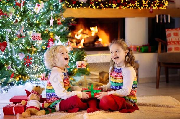 小孩在圣诞节树.小孩在壁炉向圣诞节