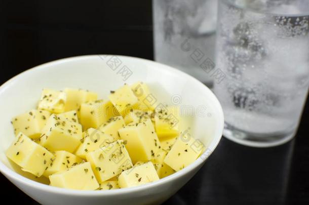 意大利干酪奶酪立方形的东西采用一白色的碗采用一bl一ckt一ble和Taiwan台湾