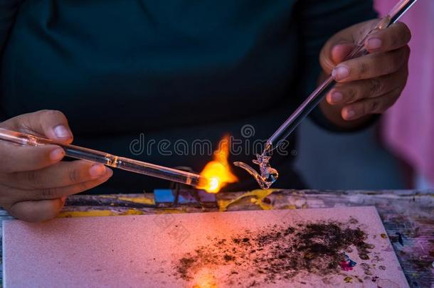 亚洲人人使手手艺草吹风和火吹风机