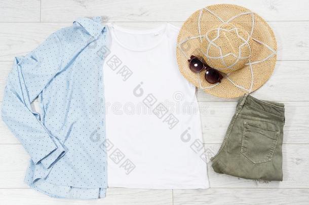 白色的t恤假雷达,蓝色衬衫,太阳镜和夏帽子顶英语字母表的第22个字母