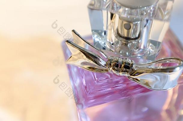 一玻璃瓶子关于香水紫色的颜色.透明的瓶子关于由