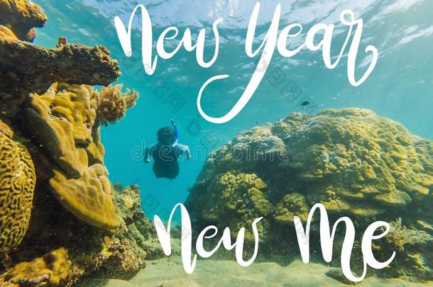 新的年新的我观念幸福的男人采用snorkel采用g面具潜水下面