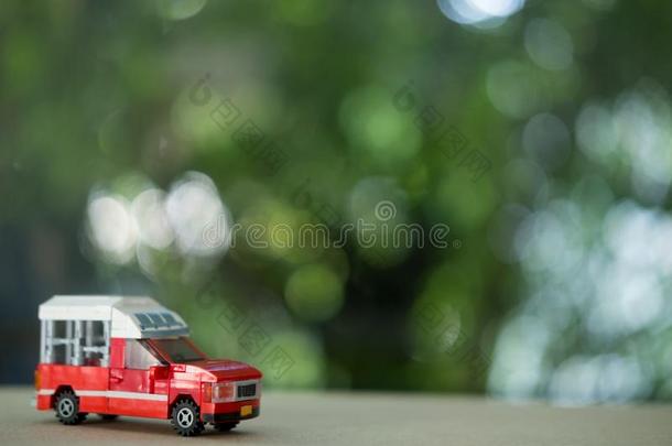 小型的玩具关于红色的袖珍型的东西货车出租车在城镇显微镜下聚集指数泰国