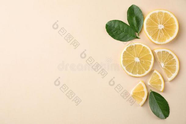 新鲜的柠檬和树叶向<strong>米黄色背景</strong>.空间为文本