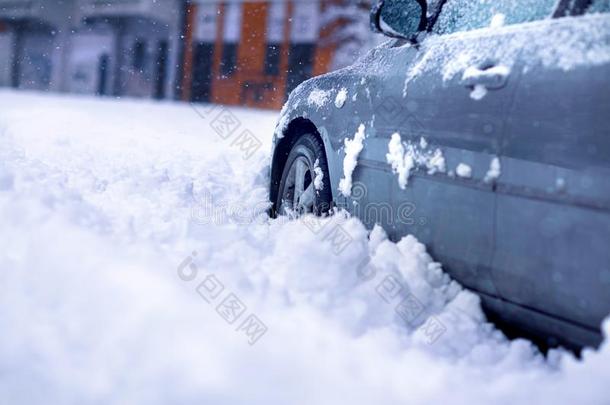 冬问题关于汽车驱动程序.汽车向一下雪的ro一d.汽车刺我