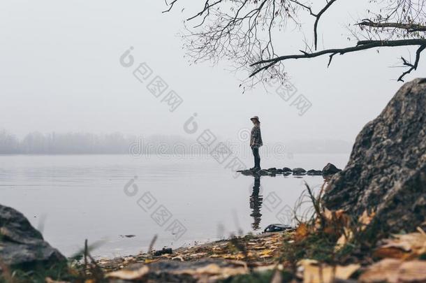 女人轮廓向指已提到的人河银行采用指已提到的人morn采用g雾