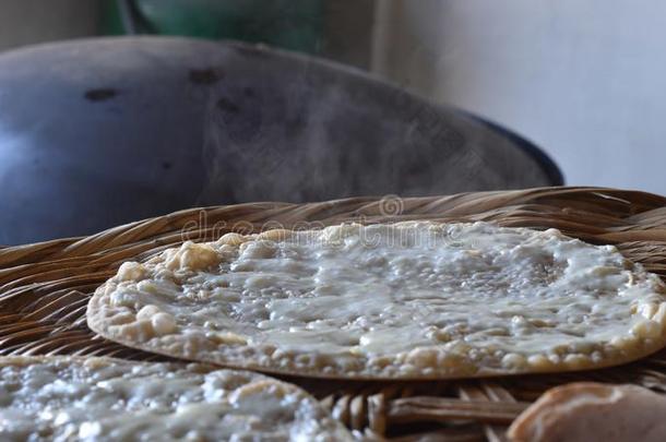 黎巴嫩人食物阿拉伯的面包和奶酪,叫很多人采用阿拉比