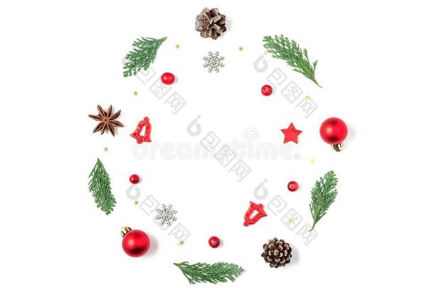 圣诞节花环使关于冷杉树树枝,红色的装饰,获胜