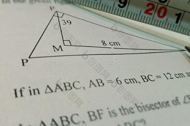 几何学的三角形显示向白色的纸和铅笔建议