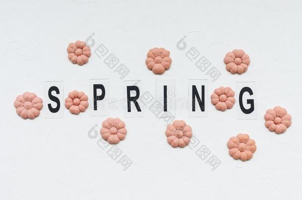 <strong>春</strong>季单词和花甜饼干向一白色的b一ckground.<strong>春</strong>季咕咕地叫