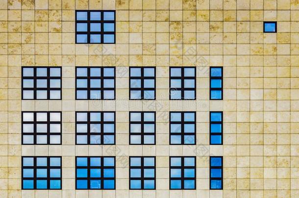 现代的棕色的建筑物和<strong>蓝色</strong>玻璃窗和生锈的<strong>唯美</strong>主义者