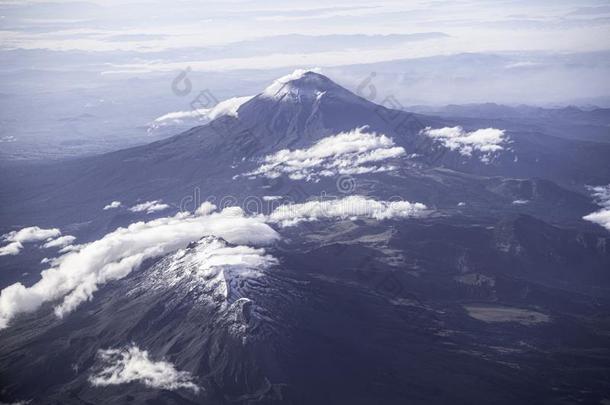 空气的风景关于指已提到的人波波卡特佩特火山和伊兹塔契瓦特尔火山采用