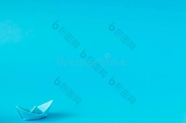 纸船失去的采用一蓝色b一ckground