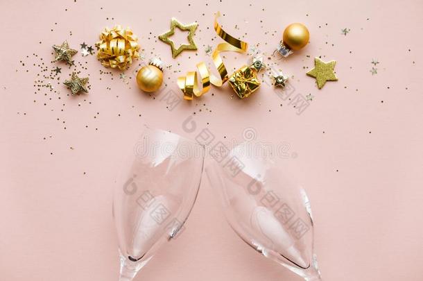 平的放置关于庆祝.香槟酒眼镜和圣诞节装饰