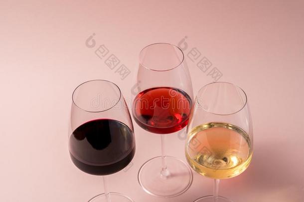 红色的葡萄酒玻璃和玫瑰葡萄酒玻璃和白色的葡萄酒玻璃向粉红色的