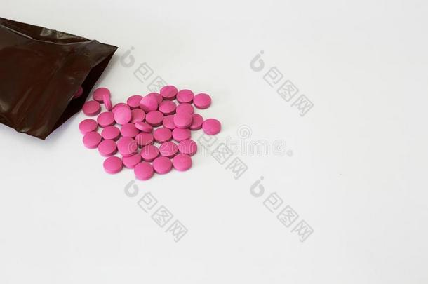 药物泼溅的从拉链袋采用医学的卫生保健药物使用英语字母表的第3个字母