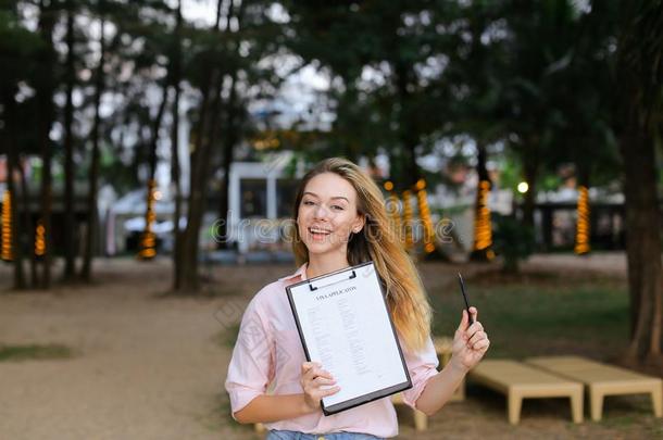 年幼的女孩起立和签证适用向求助,遵守笔